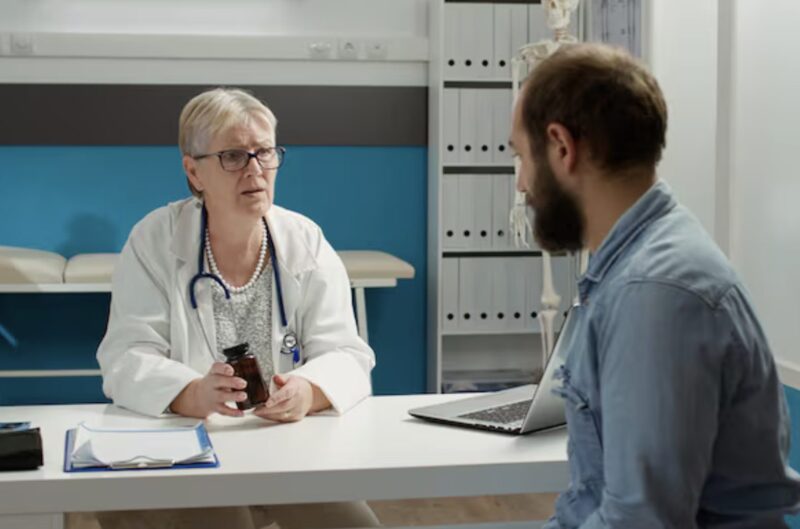 Två timmar efter min dotters begravning ropade min läkare plötsligt: ”Fru, kom till mitt kontor nu. Snälla, berätta inte för någon.” När jag kom fram började jag darra när jag såg personen som stod framför mig…