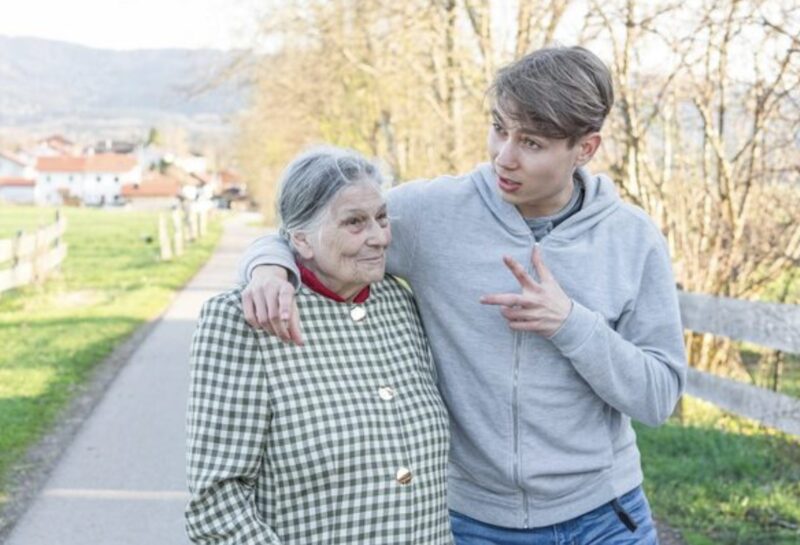 Ung man FÖRLORAR jobbmöjlighet att hjälpa en äldre kvinna… Utan att veta att hon VAR VD:ns mamma