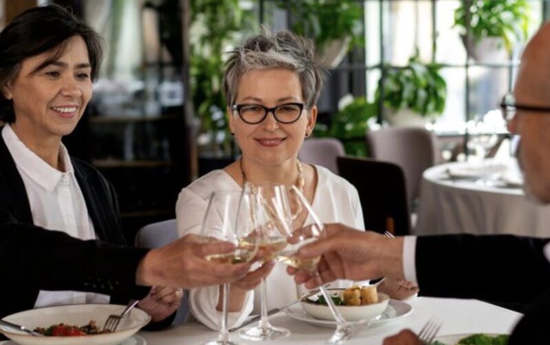 Vid middagen kastade min sons svärmor varm soppa i ansiktet på mig och log: "Det är vad du förtjänar!...