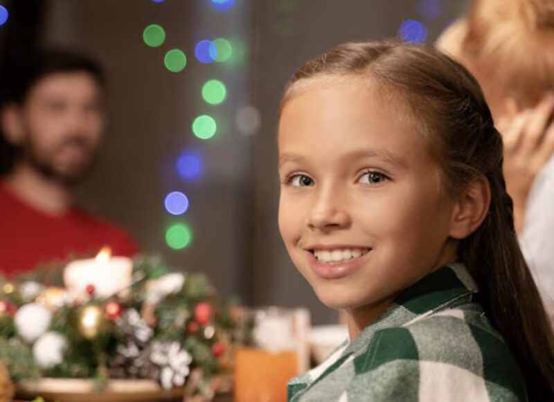 Under middagen räckte min dotter tyst fram en vikt lapp till mig. ”Låtsas att du är sjuk och gå”, stod det. Jag visste inte varför – men något i hennes ögon sa att jag skulle lita på henne. Så jag gjorde vad hon bad mig om och gick ut. Tio minuter senare… förstod jag äntligen varför hon hade varnat mig.