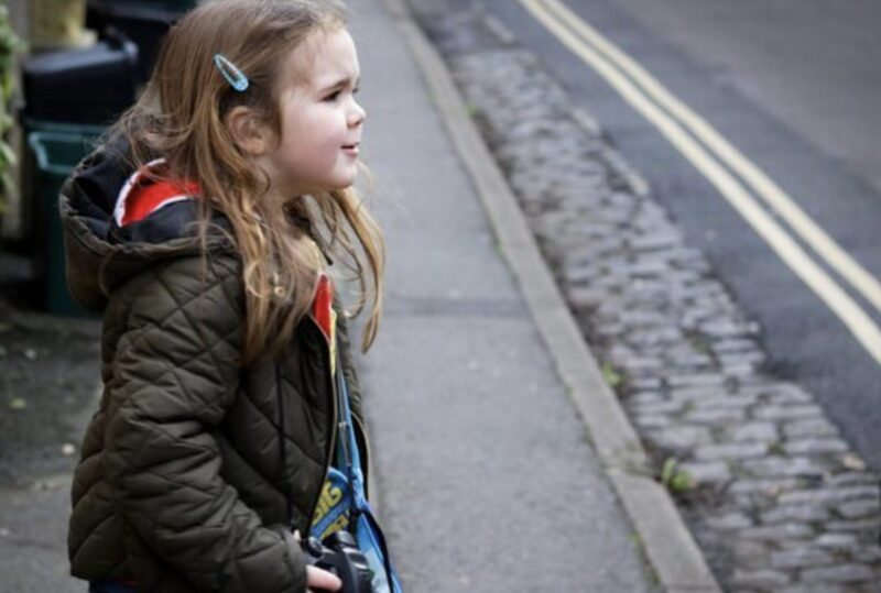 Min elvaåriga dotter kom hem och hennes nyckel passade inte. Hon tillbringade fem timmar i regnet och väntade. Sedan kom min mamma ut och sa: ”Vi har alla bestämt att du och din mamma inte bor här längre.” Jag skrek inte. Jag sa bara: ”Förstått.” Tre dagar senare fick min mamma ett brev och blev blek…