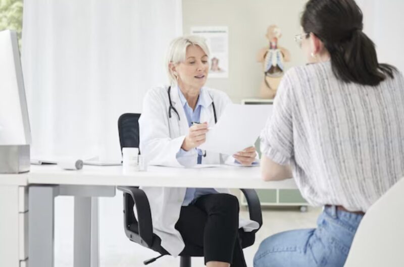Två timmar efter min dotters begravning ropade min läkare plötsligt: ”Fru, kom till mitt kontor nu. Snälla, berätta inte för någon.” När jag kom fram började jag darra när jag såg personen som stod framför mig…