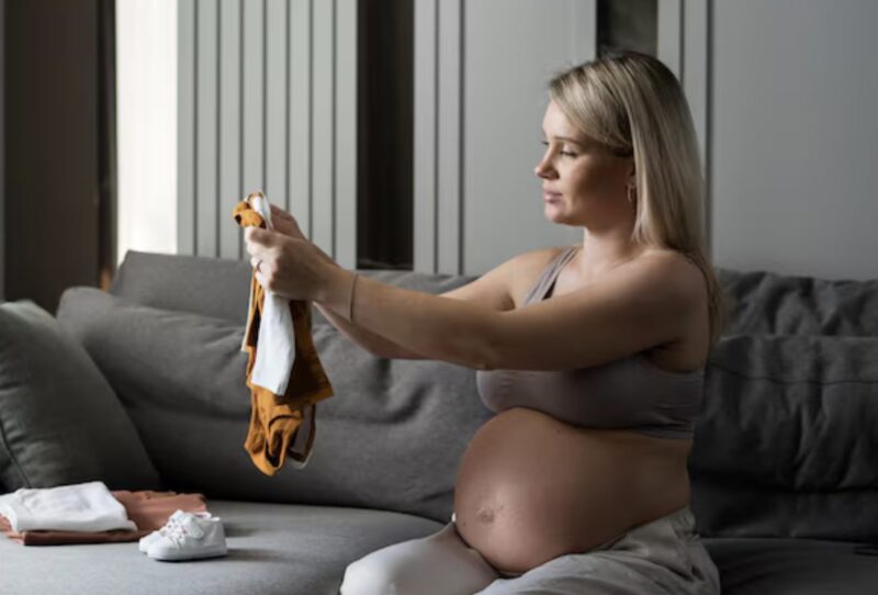 Jag var i åttonde månaden gravid och höll på att städa när jag gick förbi min svärmor. Hon förbannade mig, slog mig och hällde ut smutsigt moppvatten. Jag halkade, föll, mitt vatten gick – i samma ögonblick som jag visste att allt skulle förändras.