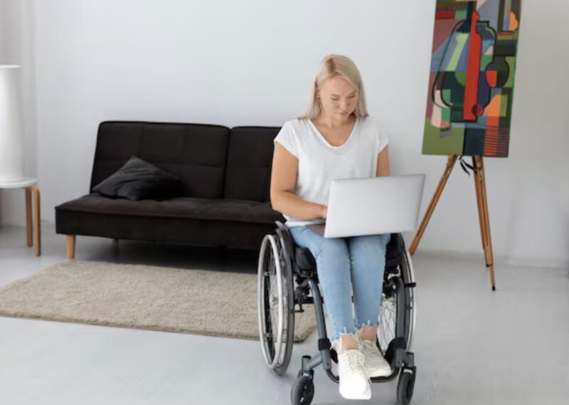 Jag har suttit i rullstol ända sedan en olycka i min barndom. En dag, när jag kom hem från jobbet tidigt, hörde jag mina föräldrar och min storasyster prata. Min mamma skrattade och sa: ”Hon har inte insett det än, så vi är fortfarande säkra.”