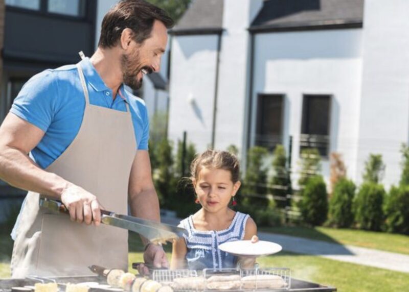 ”Din snåla häxa! Ska du ta med dig de pengarna till graven? Det är bara 20 000 dollar! Tror du att du är universums centrum?” skrek min syster på familjens grillfest och sedan ”råkade” hon slänga ner min bärbara dator – som innehöll data värda miljontals dollar – i poolen.