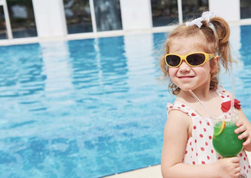 Min syster knuffade ner min dotter i poolen – fortfarande i sin klänning, oförmögen att simma. Jag rusade fram, men min pappa tog tag i min nacke och tvingade ner mig. ”Om hon inte klarar av vattnet förtjänar hon inte att leva.” I det ögonblicket kändes det som om mitt hjärta slets sönder.
