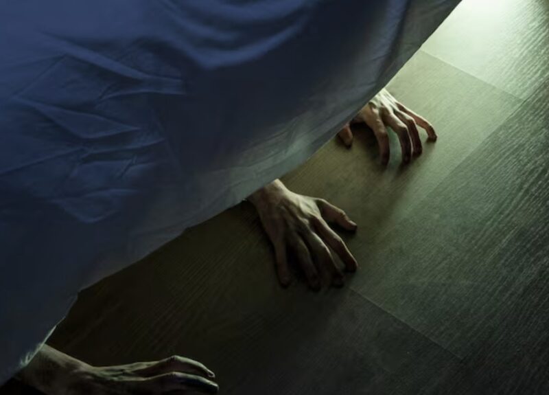 Min granne insisterade på att hon fortsatte att se min dotter hemma under skoltid – så jag fejkade att jag gick till jobbet och gömde mig under sängen. Minuter senare hörde jag flera fotsteg röra sig genom hallen.