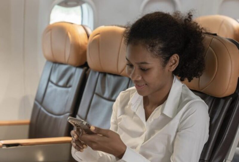 En 12-årig svart flicka räddade en miljonär på ett flygplan – nästa dag var hennes liv aldrig detsamma.