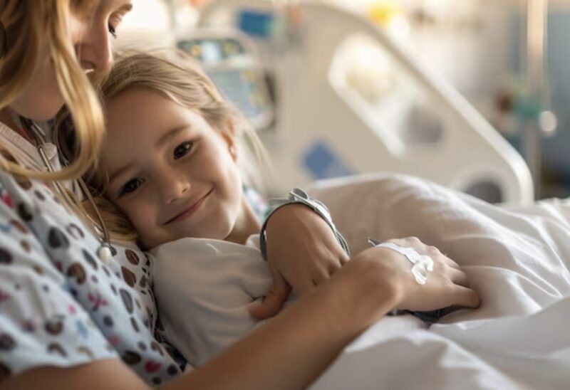 Jag hade precis fött barn när min åttaåriga dotter sprang in i sjukhusrummet med vidöppna och vaken ögon. Hon drog för gardinerna och viskade sedan rakt mot mitt öra: ”Mamma… gå under sängen. Nu direkt.”