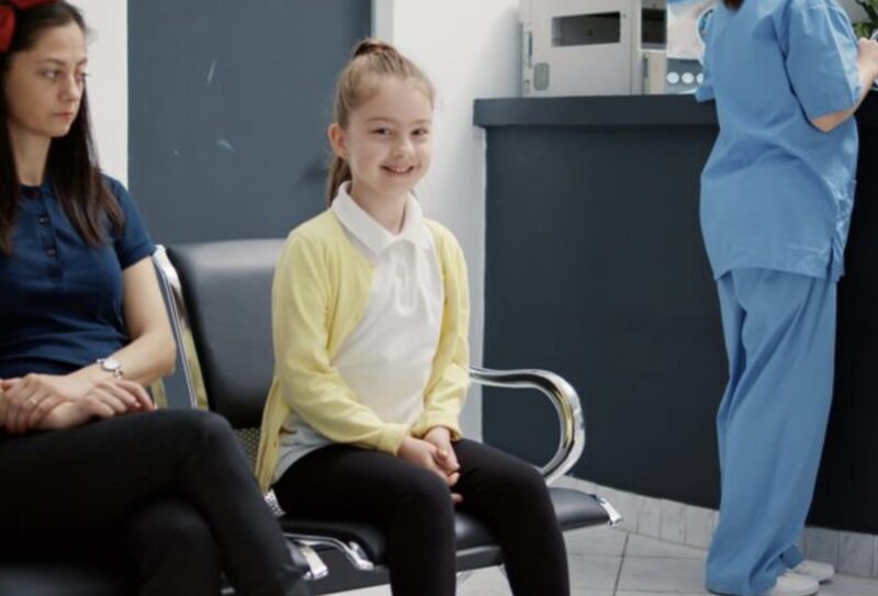 ”Få min dotter att gå igen så ska jag adoptera dig…” hade den rike mannen lovat. Men vad den föräldralösa gjorde…