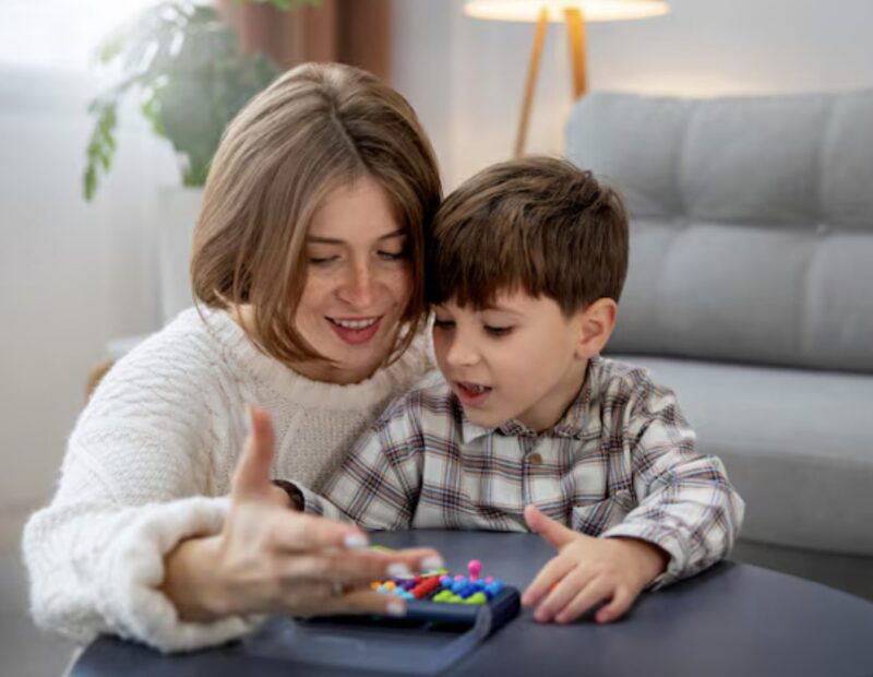 Emily hade varit lärare i fem år, men hon blev orättvist avskedad. När hon sökte ett nytt jobb träffade hon en miljonär. Han sa till henne: ”Jag har en autistisk son som knappt pratar. Om jag betalar dig 500 000 dollar om året, skulle du ta hand om honom?” Till en början gick allt smidigt – tills han en dag kom hem tidigare än vanligt och såg något som fick honom att gråta…