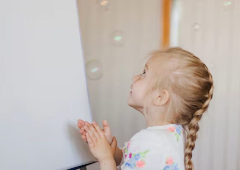 Jag var bara en liten flicka som sålde apelsiner för att hjälpa min sjuka mamma – men när jag gick in i en miljonärs herrgård och viskade: "Varför har du min mammas bild här?" började allt jag trodde om mitt liv att nystas upp...