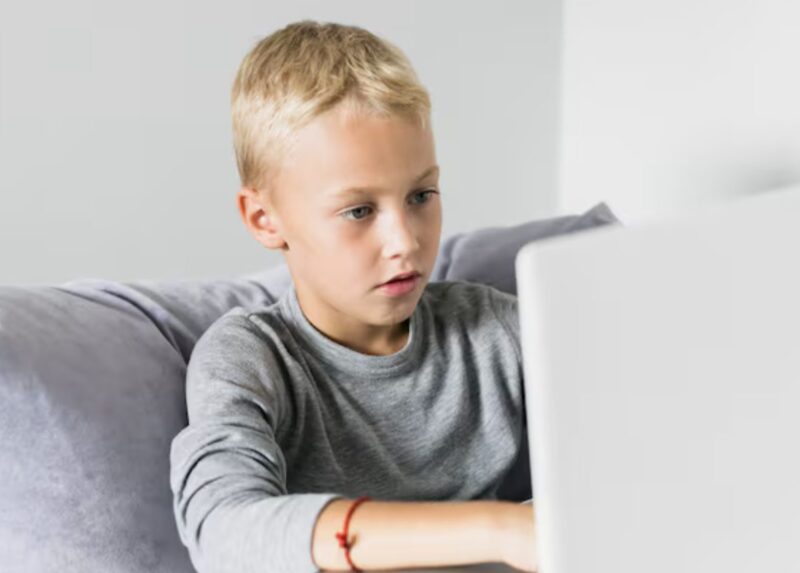 Jag hittade två flygbiljetter i min mans kappa. Min trettonårige son tittade på dem och sa nonchalant: ”Mamma, de där biljetterna är till pappa och faster Vanessa.” Jag stelnade till. Jag frågade honom hur han visste det. Han bara log… det där leendet som fick mitt hjärta att knyta ihop sig. ”Jag har en överraskning till dig, mamma.” Och när han öppnade sin laptop… fick den överraskningen mig att kippa efter luft, mina knän höll nästan på att ge upp…