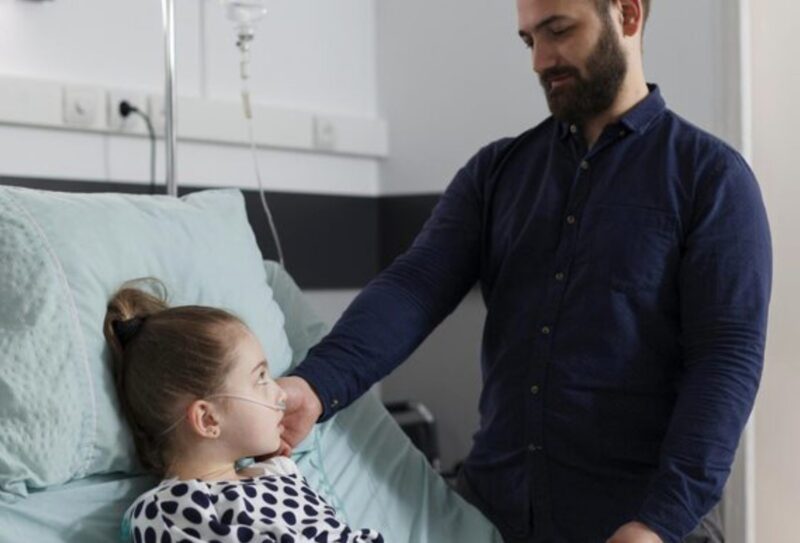”Få min dotter att gå igen så ska jag adoptera dig…” hade den rike mannen lovat. Men vad den föräldralösa gjorde…