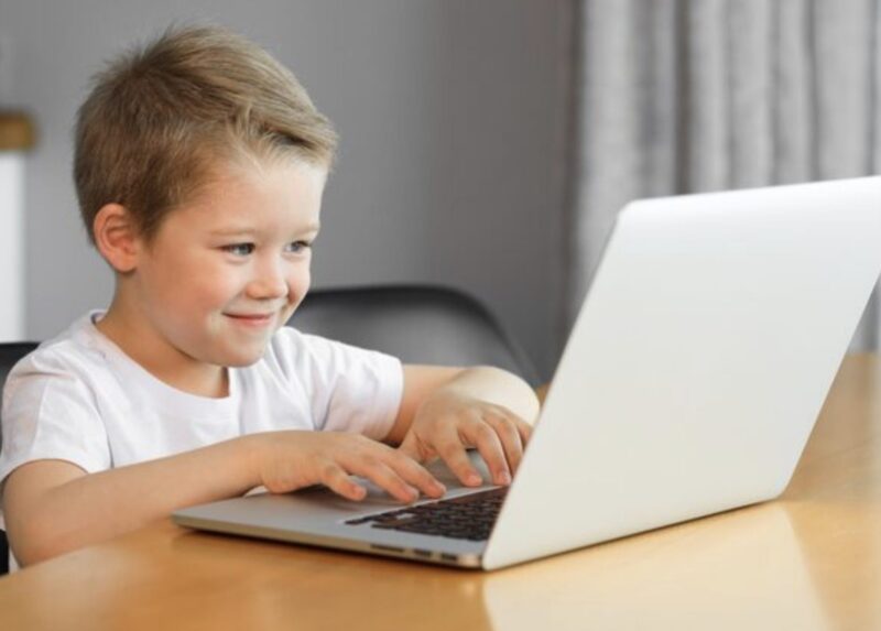 Jag hittade två flygbiljetter i min mans kappa. Min trettonårige son tittade på dem och sa nonchalant: ”Mamma, de där biljetterna är till pappa och faster Vanessa.” Jag stelnade till. Jag frågade honom hur han visste det. Han bara log… det där leendet som fick mitt hjärta att knyta ihop sig. ”Jag har en överraskning till dig, mamma.” Och när han öppnade sin laptop… fick den överraskningen mig att kippa efter luft, mina knän höll nästan på att ge upp…
