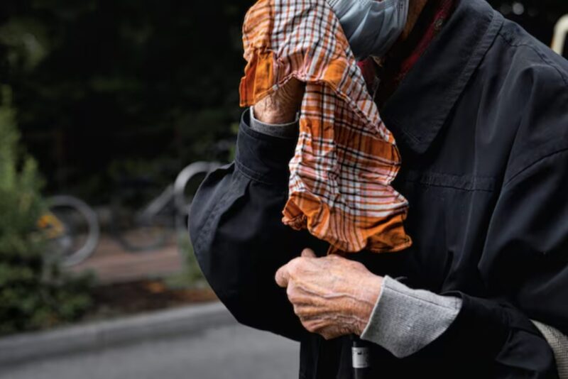 Miljardär återvänder hem och utger sig för att vara fattig man för att testa sin familj – vad de gjorde chockerade honom