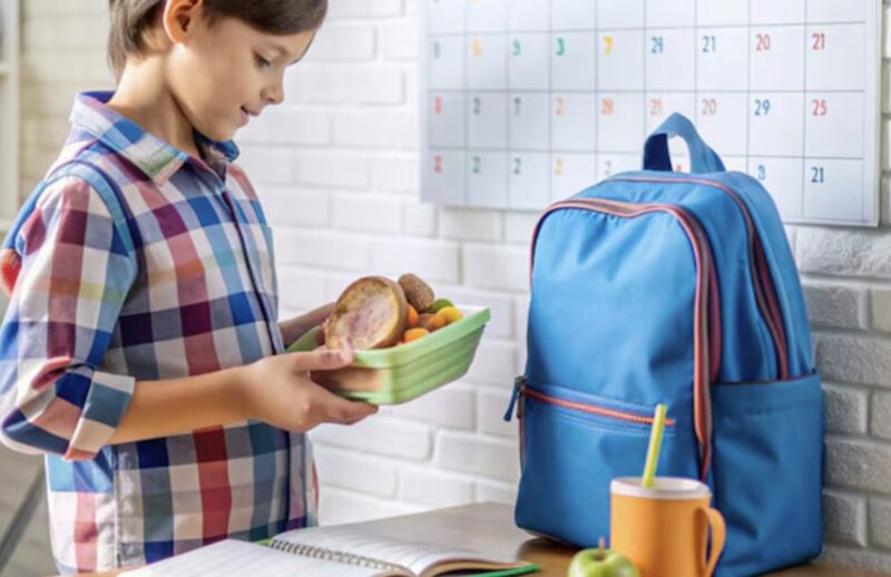 Jag stal min stackars klasskamrats lunch varje dag bara för att håna honom… tills jag upptäckte vem som verkligen var rik