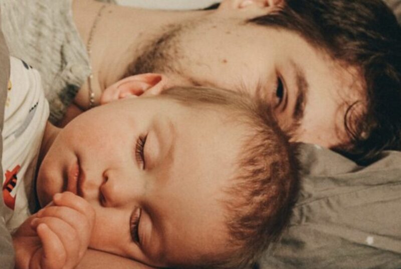 En åttaårig flicka sover ensam, men varje morgon klagar hon på att hennes säng känns "för liten". När hennes mamma kollar säkerhetskameran klockan två på natten brister hon ut i tysta tårar ...