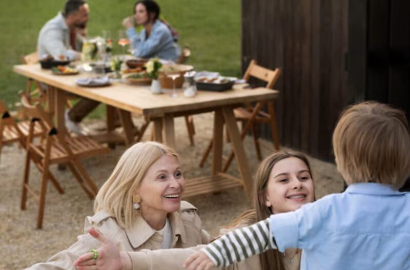 Vid familjesammankomsten hälsade alla på oss mer än alla andra och fick oss att sitta mitt i rummet. Sedan ställde sig min syster bakom mig medan min mamma spelade in oss och sa: ”Titta på det här.”