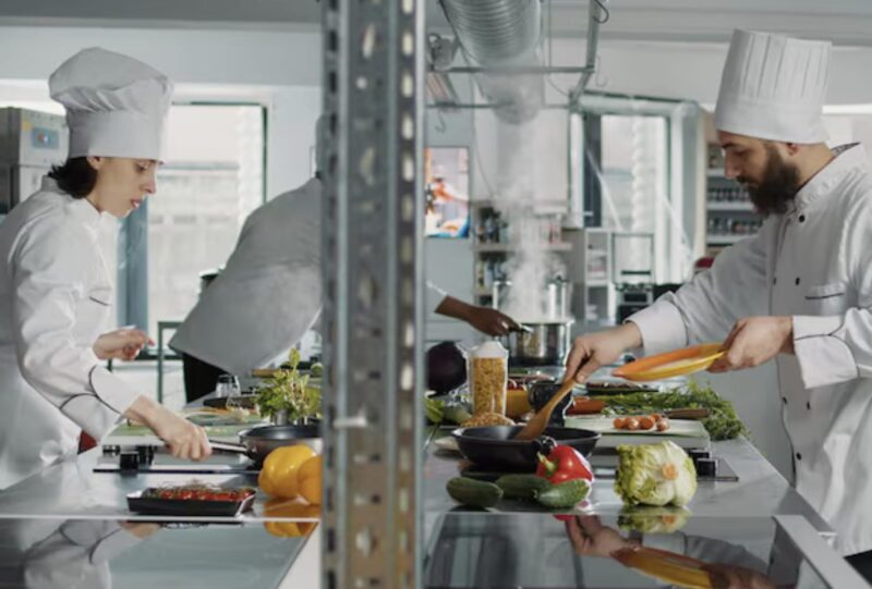Min dotter sms:ade mig från restaurangköket, skräckslagen: ”Mamma, den nya chefen anklagar mig för att stjäla pengar! Han ringer polisen!”