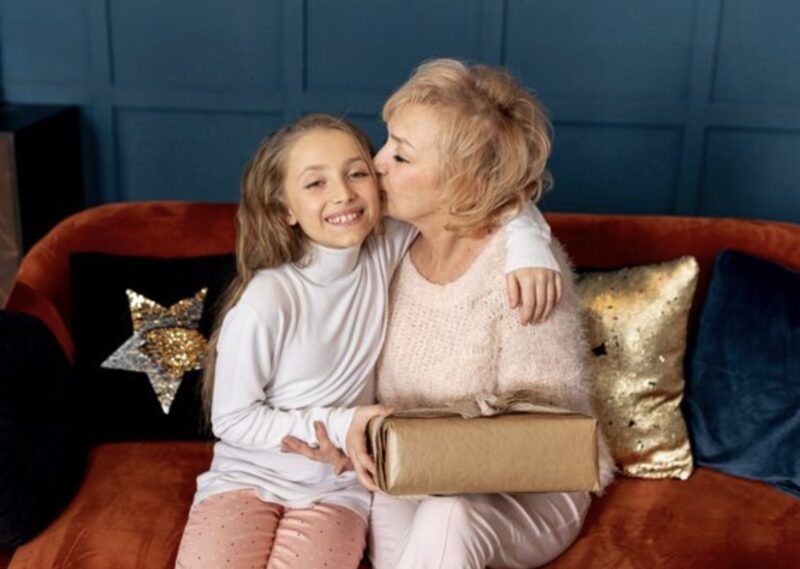 Min rika mormor såg mig och min 6-åriga dotter på ett härbärge. Hon frågade: ”Varför bor ni inte i ert hus på Hawthorne Street?” Jag blev chockad. ”Vilket hus?” Tre dagar senare kom jag till ett familjeevenemang, och mina föräldrar blev bleka…