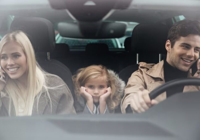 ”Under en familjebiltur sa min 4-åriga dotter: ’Pappa, flickan i bagageutrymmet vill bli utsläppt!’” Min man blev helt stilla, chockad av vår dotters mystiska ord…