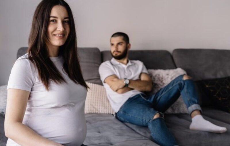 ”Min man slog mig när jag var gravid när hans föräldrar skrattade… men de visste inte att ett enda meddelande skulle förstöra allt.”