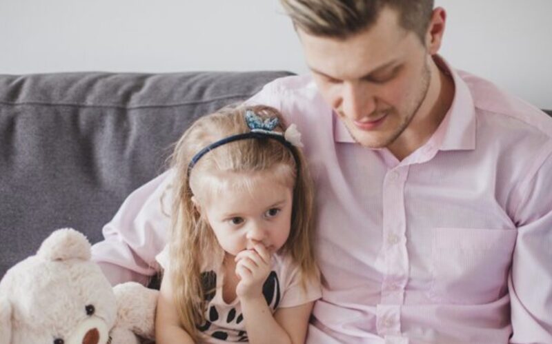 ”Gråt inte, herrn… Ni kan låna min mamma”, viskade den lilla flickan till mannen som ägde staden.