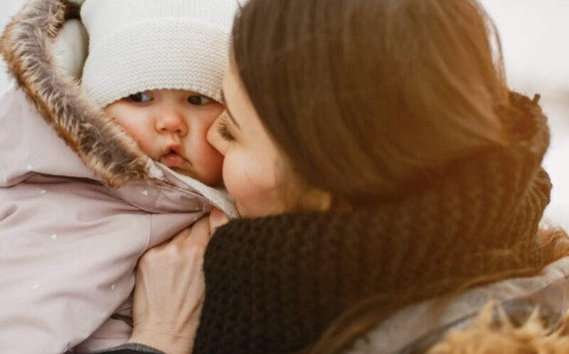 På grund av min man och älskarinna kastade hans och min mamma ut mig och min 3 dagar gamla bebis i snöstormen. De hade ingen aning om att jag just hade ärvt en förmögenhet på 2,3 miljarder dollar från min farfar… Bara 24 timmar senare lät jag dem leva i helvetet…
