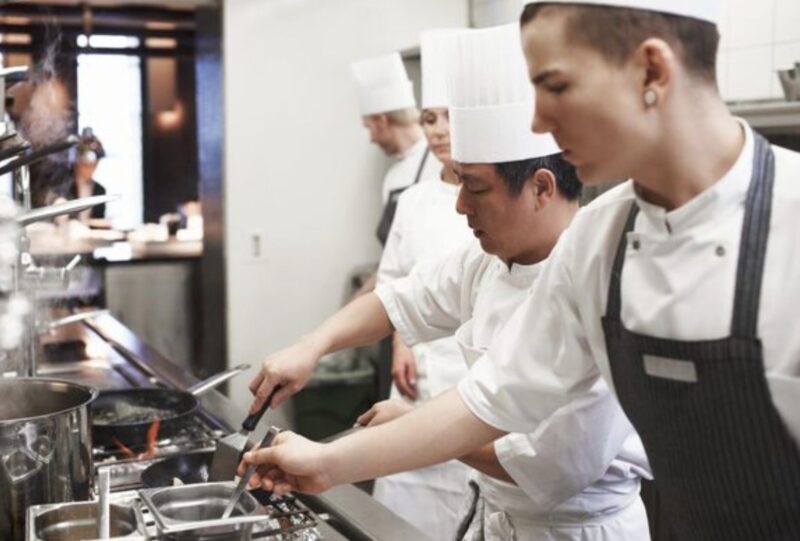 Min dotter sms:ade mig från restaurangköket, skräckslagen: ”Mamma, den nya chefen anklagar mig för att stjäla pengar! Han ringer polisen!”