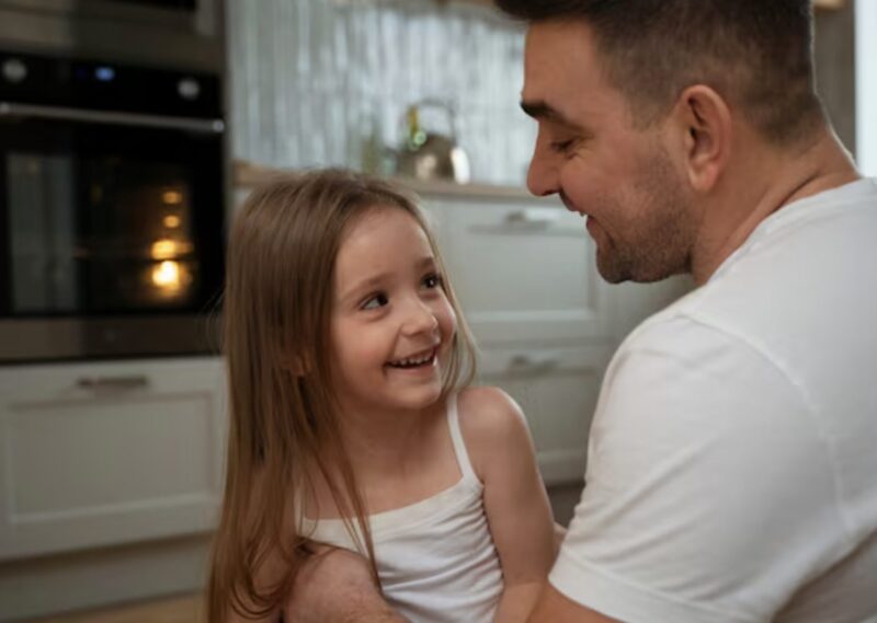 ”Pappa… min rygg gör så ont att jag inte kan sova. Mamma sa att jag inte får berätta det för dig.” — Jag hade precis kommit hem från en affärsresa när min dotters viskningar avslöjade hemligheten hennes mamma försökte dölja