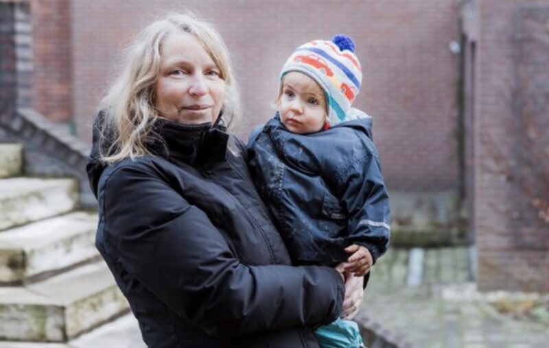 På grund av min man och älskarinna kastade hans och min mamma ut mig och min 3 dagar gamla bebis i snöstormen. De hade ingen aning om att jag just hade ärvt en förmögenhet på 2,3 miljarder dollar från min farfar… Bara 24 timmar senare lät jag dem leva i helvetet…