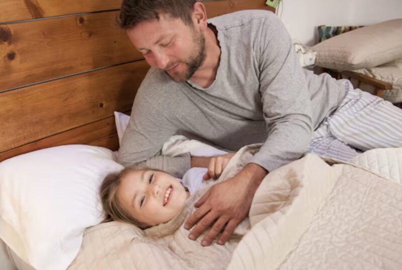 En åttaårig flicka sover ensam, men varje morgon klagar hon på att hennes säng känns "för liten". När hennes mamma kollar säkerhetskameran klockan två på natten brister hon ut i tysta tårar ...