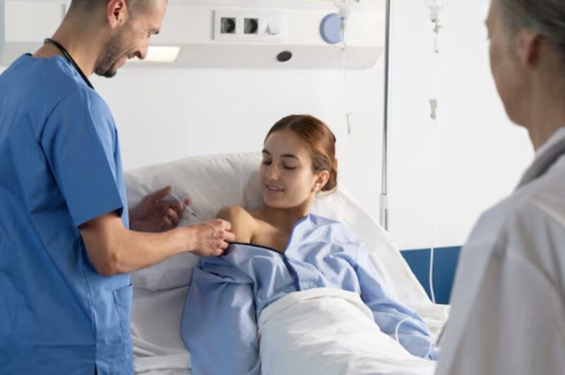 Jag ärvde 20 miljoner dollar – han visste inte. Han sparkade ut mig medan jag förlossade, kallade mig för "dödsviktig". Nästa dag kom hans nya fru in i mitt rum och sa: "Hon är min VD." Han stapplade bakåt som om han hade sett ett spöke.