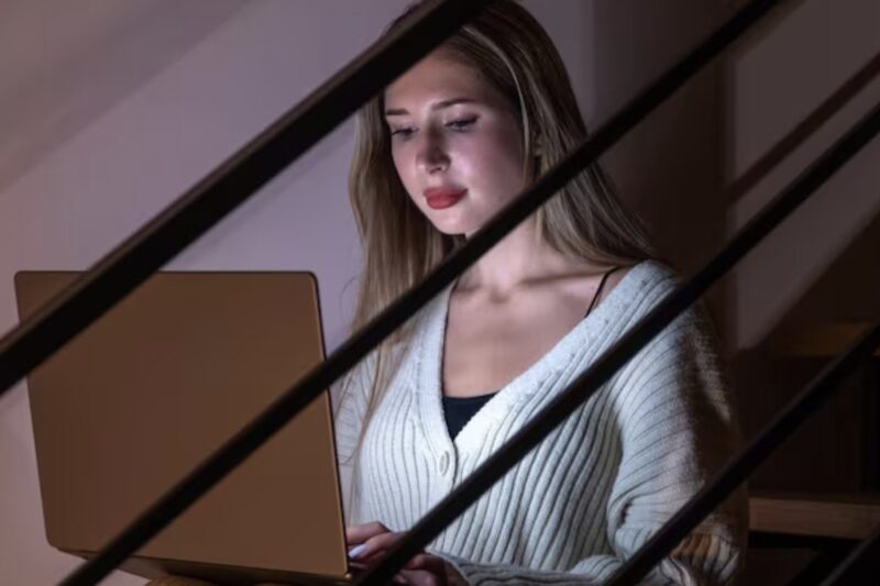 Vid midnatt hörde hon sin man viska till sin älskarinna: ”I morgon är min fru borta.” Men i soluppgången ringde polisen – hennes