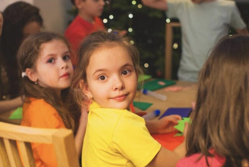 5-årig flicka vill inte sitta i skolan – läraren tittar på hennes kjol, gråter och ringer 112