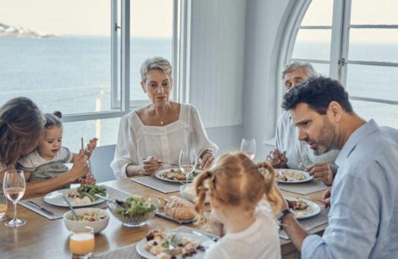Min svärmor tittade mig i ögonen vid frukosten och sa: ”Bara ädelt blod stannar här” – sedan sa min man åt mig att gå… Ingen av dem insåg att de satt inne på en resort som jag i hemlighet ägde…