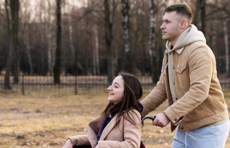 ”Förlåt – jag använder rullstol”, förklarade hon tyst. Vad den ensamstående pappan valde att göra härnäst gick långt bortom enkel artighet; i ett oväntat ögonblick av medkänsla och mod satte han bådas liv på en väg som ingen av dem hade föreställt sig.