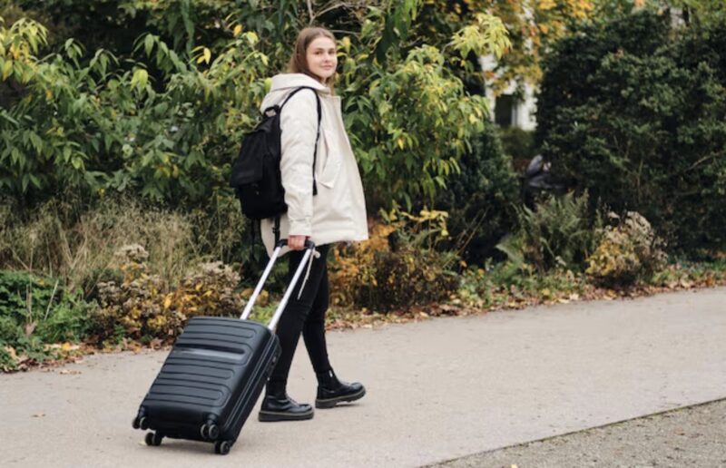 Mina föräldrar krävde att jag skulle lämna över de 30 000 dollar jag hade sparat till universitetet så att min syster kunde köpa en lägenhet. När jag vägrade skrek mamma: "Sluta, ge dina besparingar till din syster och stanna hemma och städa!"