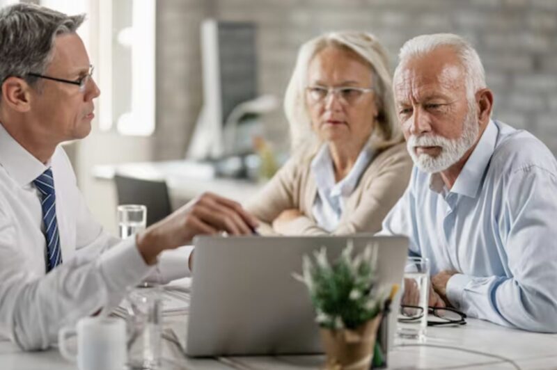 Jag var på jobbet när min telefon ringde. Bankchefen sa: ”Ditt strandhus refinansierades igår.” Mina händer blev kalla. ”Utan min tillåtelse?” frågade jag. ”Ja”, sa han. ”Dina föräldrar gjorde det.”