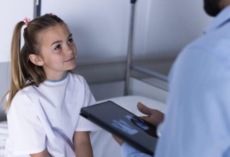 Min 15-åriga dotter hade klagat på illamående och magont. Min man sa: ”Hon bara låtsas. Slösa inte tid eller pengar.” Jag tog henne till sjukhuset i hemlighet. Läkaren tittade på skanningen och viskade: ”Det finns något