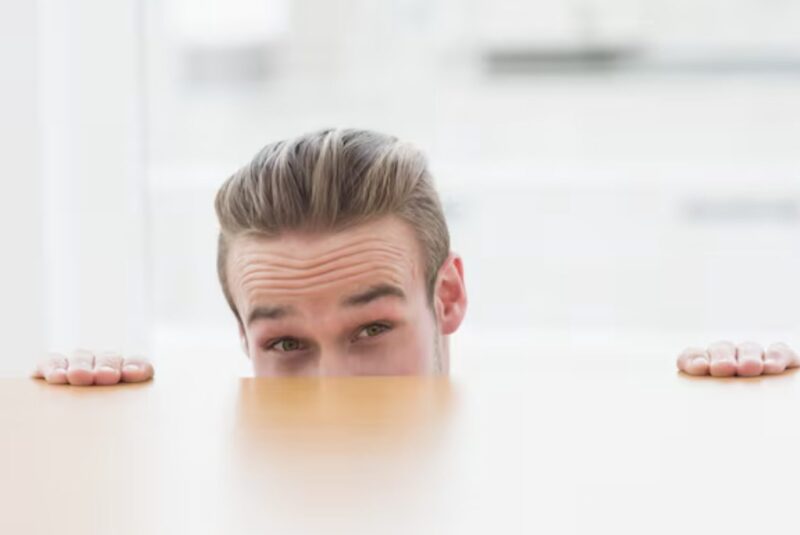 ÄNKEMILJONÄR GÖMDE SIG UNDER BORDET – OCH TESTET SOM AVSLÖJADE SANNINGEN…