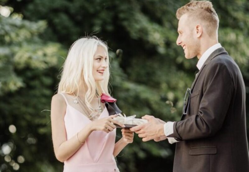 Jag berättade aldrig för min man att jag visste om hans affär. Han gav mig bara 200 dollar i månaden för att överleva – samtidigt som han köpte en Birkin-väska till hans älskarinna. Jag lämnade skilsmässopappren bakom mig och gick därifrån, när en lyxbil blockerade min väg.