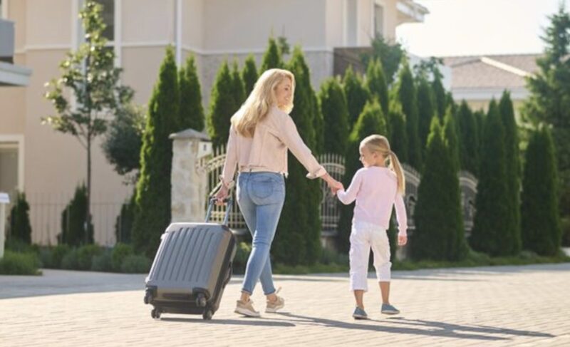 När jag berättade för min svärmor att vi skulle flytta krävde hon omedelbart skilsmässa. ”Min son kan inte bo långt ifrån mig. Du kan flytta ut ensam”, sa hon. Och min mamma-pojke-man ställde sig på hennes sida utan att tveka.