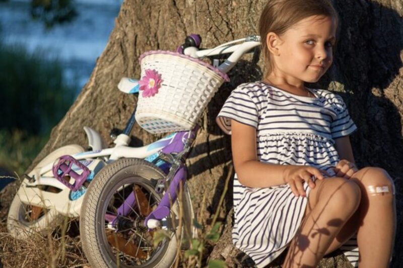 En liten flicka sålde sin cykel så att hennes mamma kunde äta, och sedan upptäckte en maffiaboss vem som hade stulit allt från dem.