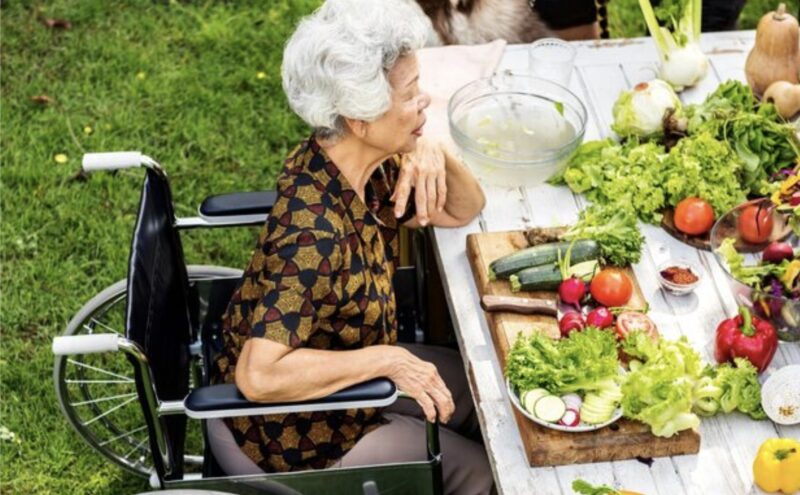 Vi höll bröllopet på ett vårdhem så att min mormor kunde se mig gifta mig. Min mamma grimaserade: ”Vad deprimerande… nämn det inte ens.” Min syster skrattade: ”Slå upp det så kallar de det ett ’fattigdomens bröllop’.”