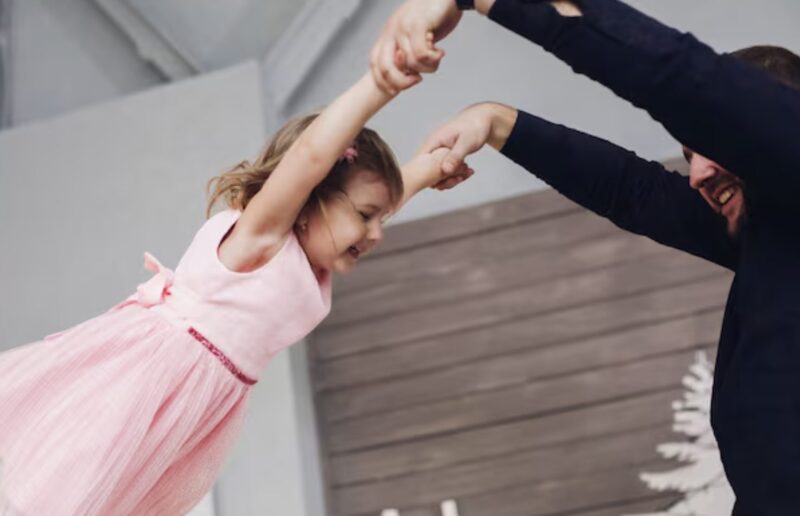 På en far-dotter-dans hånade föräldraföreningens ordförande min sörjande sjuåring, vilket gjorde ögonblicket ännu mer smärtsamt. Men allt förändrades när dörrarna plötsligt öppnades och en fyrstjärnig general kom in, vilket förändrade hela atmosfären på ett ögonblick.