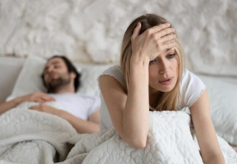 ”Jag lät pillret vila på tungan, sedan förde jag det under kinden och tvingade fram ett sömnigt leende. ’Godnatt, älskling’, viskade min man och kysste mig i pannan som vanligt.