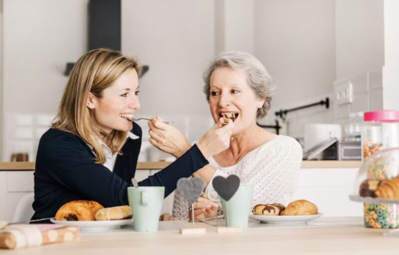 En enkel handling – en servitris som matade en äldre kvinna med Parkinsons sjukdom – fångade en miljardärs uppmärksamhet och utlöste något ingen förväntade sig.