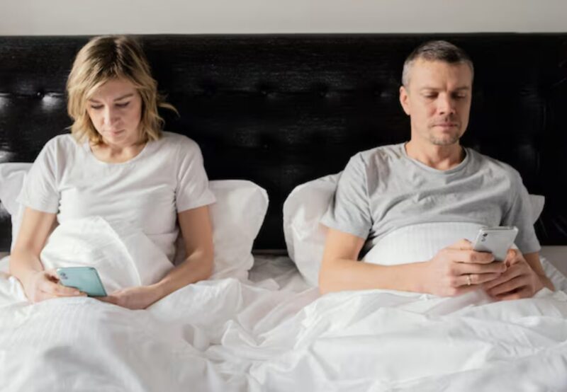 ”Jag lät pillret vila på tungan, sedan förde jag det under kinden och tvingade fram ett sömnigt leende. ’Godnatt, älskling’, viskade min man och kysste mig i pannan som vanligt.